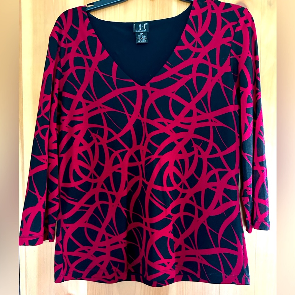 Macys INC International Concepts black & red vneck women’s top ❤️